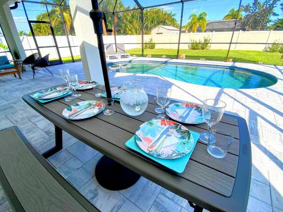 Blue Door Retreat - Luxury Pool Home - Sleeps 8 Cape Coral Exterior foto