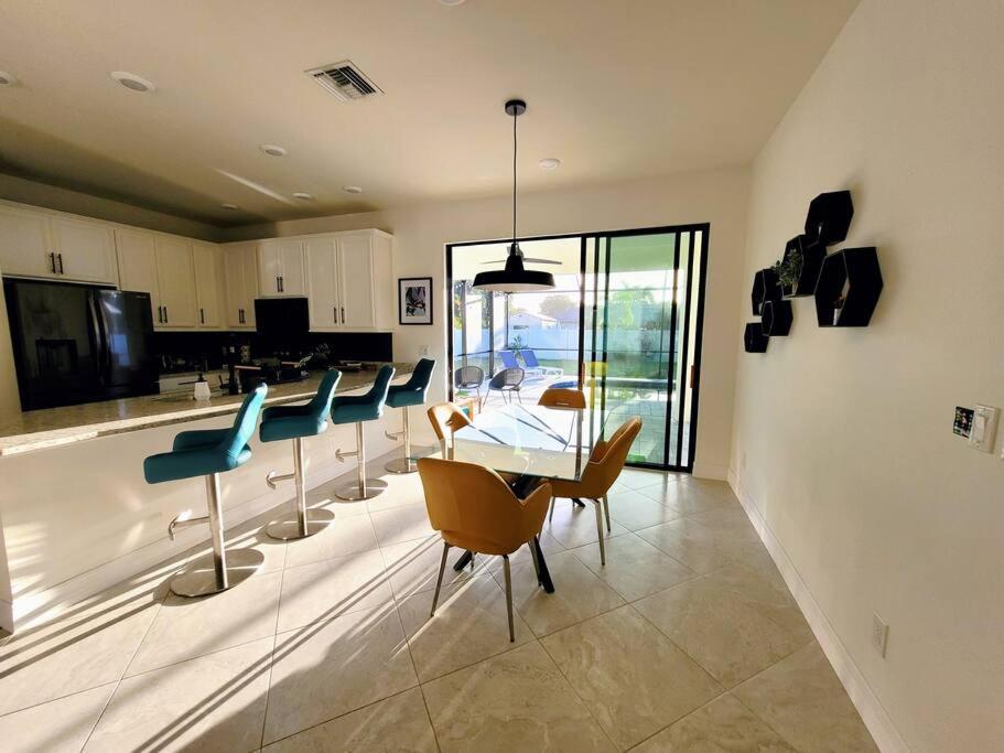 Blue Door Retreat - Luxury Pool Home - Sleeps 8 Cape Coral Exterior foto